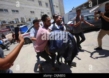 Mahmoud al-Louh, corrispondente della stampa, piange i corpi di sua sorella e di sua figlia neonata il corrispondente della stampa Mahmoud al-Louh, piange i corpi di sua sorella e di sua figlia, dopo essere stati uccisi in un attacco aereo israeliano nella loro casa a nord di Nuseirat, nella Striscia centrale di Gaza, il 19 luglio 2024. Foto di Ali Hamad apaimages Dair El-Balah Striscia di Gaza territorio palestinese 190724 Dair EL-Balah AH 1 0046 Copyright: XapaimagesxAlixHamadxapaimagesx Foto Stock