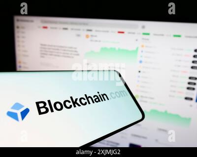 Stoccarda, Germania, 07-30-2022: Telefono cellulare con logo della società di criptovaluta Blockchain.com Inc. Sullo schermo di fronte al sito Web aziendale. Concentrati su Foto Stock