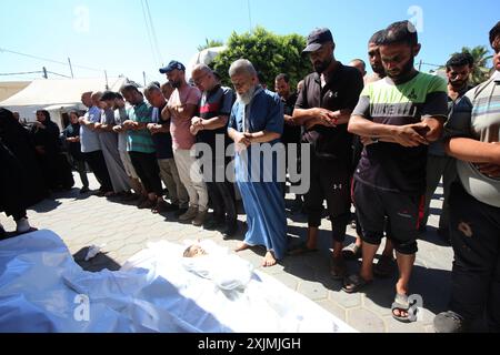 Mahmoud al-Louh, corrispondente della stampa, piange i corpi di sua sorella e di sua figlia neonata il corrispondente della stampa Mahmoud al-Louh, piange i corpi di sua sorella e di sua figlia, dopo essere stati uccisi in un attacco aereo israeliano nella loro casa a nord di Nuseirat, nella Striscia centrale di Gaza, il 19 luglio 2024. Foto di Ali Hamad apaimages Dair El-Balah Striscia di Gaza territorio palestinese 190724 Dair EL-Balah AH 1 0029 Copyright: XapaimagesxAlixHamadxapaimagesx Foto Stock