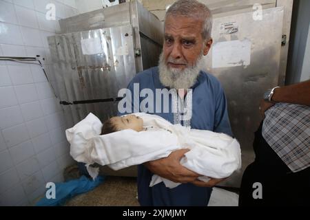 Mahmoud al-Louh, corrispondente della stampa, piange i corpi di sua sorella e di sua figlia neonata il corrispondente della stampa Mahmoud al-Louh, piange i corpi di sua sorella e di sua figlia, dopo essere stati uccisi in un attacco aereo israeliano nella loro casa a nord di Nuseirat, nella Striscia centrale di Gaza, il 19 luglio 2024. Foto di Ali Hamad apaimages Dair El-Balah Striscia di Gaza territorio palestinese 190724 Dair EL-Balah AH 1 007 Copyright: XapaimagesxAlixHamadxapaimagesx Foto Stock