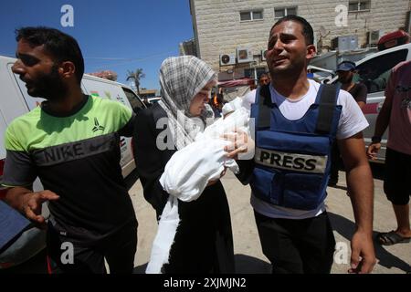 Mahmoud al-Louh, corrispondente della stampa, piange i corpi di sua sorella e di sua figlia neonata il corrispondente della stampa Mahmoud al-Louh, piange i corpi di sua sorella e di sua figlia, dopo essere stati uccisi in un attacco aereo israeliano nella loro casa a nord di Nuseirat, nella Striscia centrale di Gaza, il 19 luglio 2024. Foto di Ali Hamad apaimages Dair El-Balah Striscia di Gaza territorio palestinese 190724 Dair EL-Balah AH 1 0064 Copyright: XapaimagesxAlixHamadxapaimagesx Foto Stock