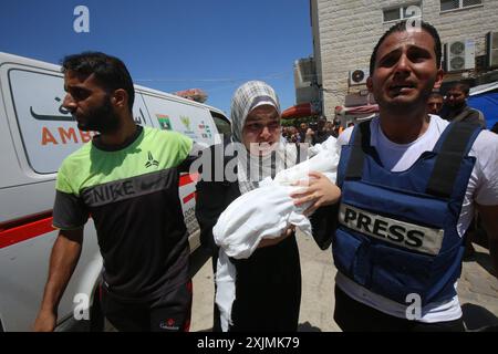 Mahmoud al-Louh, corrispondente della stampa, piange i corpi di sua sorella e di sua figlia neonata il corrispondente della stampa Mahmoud al-Louh, piange i corpi di sua sorella e di sua figlia, dopo essere stati uccisi in un attacco aereo israeliano nella loro casa a nord di Nuseirat, nella Striscia centrale di Gaza, il 19 luglio 2024. Foto di Ali Hamad apaimages Dair El-Balah Striscia di Gaza territorio palestinese 190724 Dair EL-Balah AH 1 0063 Copyright: XapaimagesxAlixHamadxapaimagesx Foto Stock