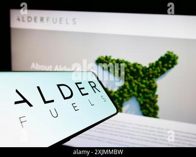 Stoccarda, Germania, 09-10-2022: Telefono cellulare con logo della società statunitense di combustibili sostenibili Alder Energy LLC sullo schermo davanti al sito web. Concentrati su Foto Stock