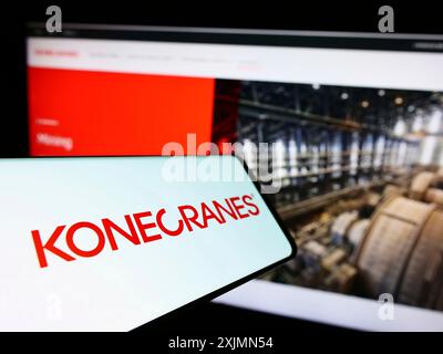 Stoccarda, Germania, 09-10-2022: Cellulare con logo della gru finlandese Konecranes Oyj sullo schermo di fronte al sito web aziendale. Concentrati sul centro Foto Stock