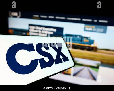 Stoccarda, Germania, 09-19-2022: Telefono cellulare con logo della società di trasporti americana CSX Corporation sullo schermo davanti al sito web aziendale. Concentrati Foto Stock