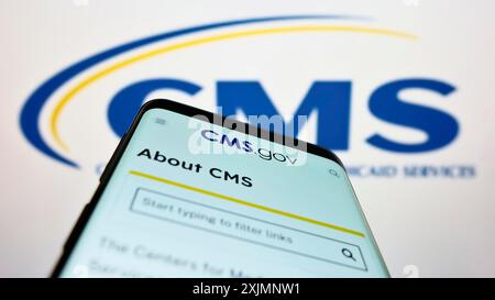 Stoccarda, Germania, 09-22-2022: Smartphone con sito web dei Centers for Medicare and Medicaid Services (CMS) sullo schermo davanti al logo. Concentrati su Foto Stock