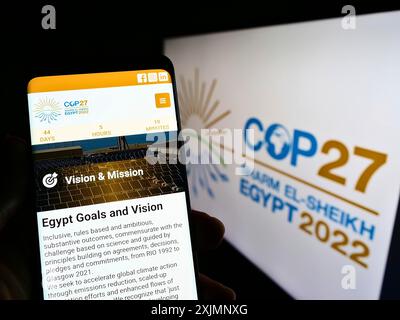 Stoccarda, Germania, 09-22-2022: Persona che detiene un cellulare con sito web della Conferenza ONU sui cambiamenti climatici del 2022 (COP27) sullo schermo davanti al logo. Concentrati Foto Stock