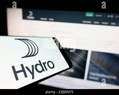 Stoccarda, Germania, 09-22-2022: Cellulare con logo della società norvegese di alluminio Norsk Hydro ASA sullo schermo di fronte al sito web aziendale. Concentrati su Foto Stock