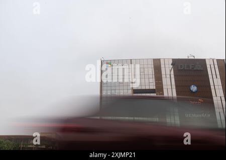 Gurugram, Haryana, India. 19 luglio 2024. I veicoli passano davanti a un edificio di uffici della Microsoft a Gurugram, nella periferia di nuova Delhi, India, il 19 luglio 2024. Le compagnie aeree, le aziende e le varie istituzioni sono state colpite a causa di un'interruzione globale di Microsoft. Diversi voli in tutto il mondo sono stati cancellati e le operazioni di volo sono state interessate, che si affidano a Microsoft Systems. (Credit Image: © Kabir Jhangiani/ZUMA Press Wire) SOLO PER USO EDITORIALE! Non per USO commerciale! Foto Stock