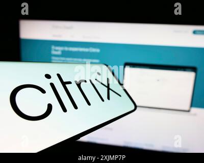 Stoccarda, Germania, 09-26-2022: Smartphone con logo della società statunitense di cloud computing Citrix Systems Inc. Sullo schermo davanti al sito Web. Concentrati su Foto Stock