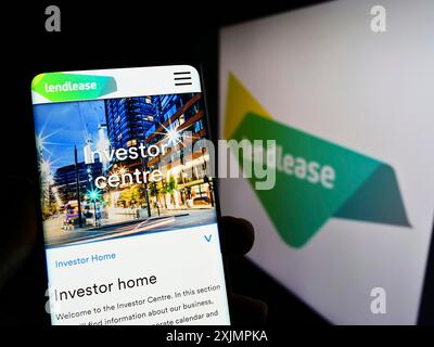 Stoccarda, Germania, 10-01-2022: Persona che detiene uno smartphone con pagina web della società immobiliare Lendlease Corporation Limited sullo schermo con logo. Foto Stock