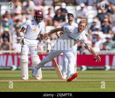 Nottingham, regno unito, Trent Bridge Cricket Ground. 18-22 luglio 2024. International Cricket test Match - (Inghilterra contro uomini delle Indie occidentali) nella foto: Ben Stokes (capitano inglese) bowling e caching la palla sul rimbalzo. Crediti: Mark Dunn/Alamy Live News Foto Stock