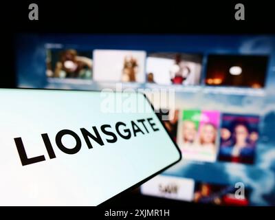 Stoccarda, Germania, 10-01-2022: Cellulare con logo della società Lions Gate Entertainment Corporation (Lionsgate) sullo schermo davanti al sito web. Concentrati Foto Stock