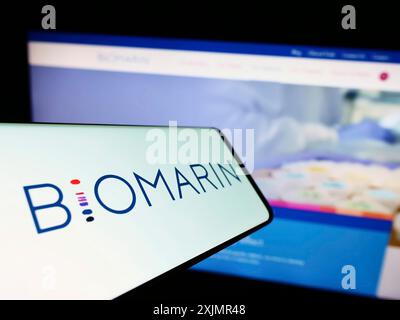 Stoccarda, Germania, 10-02-2022: Telefono cellulare con logo della società americana BioMarin Pharmaceutical Inc. Sullo schermo davanti al sito web. Concentrati su Foto Stock