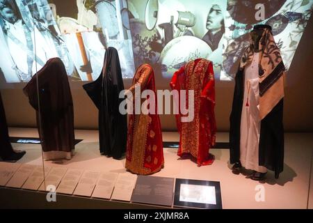 Abiti tradizionali mediorientali all'interno del Museo Nazionale del Qatar a Doha, Qatar Foto Stock