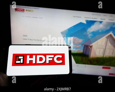 Stoccarda, Germania, 10-03-2022: Persona che tiene un cellulare con il logo della Housing Development Finance Corporation (HDFC) sullo schermo davanti alla pagina web. Foto Stock