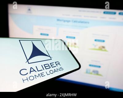 Stoccarda, Germania, 03-10-2022: Telefono cellulare con logo della società finanziaria statunitense Caliber Home Loans Inc. Sullo schermo davanti al sito web. Concentrati su Foto Stock