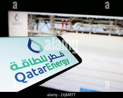 Stoccarda, Germania, 10-09-2022: Telefono cellulare con logo della società petrolifera del Qatar QatarEnergy sullo schermo davanti al sito Web aziendale. Concentrati sul lato destro di Foto Stock