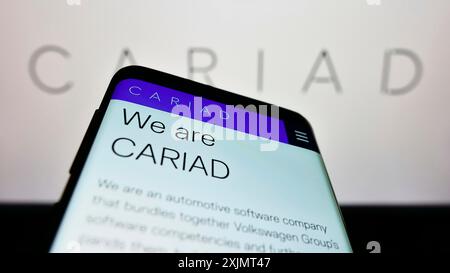 Stoccarda, Germania, 10-15-2022: Telefono cellulare con sito web della società tedesca di software per auto Cariad se sullo schermo davanti al logo aziendale. Concentrati Foto Stock