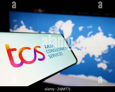 Stoccarda, Germania, 10-21-2022: Smartphone con logo della società indiana Tata Consultancy Services (TCS) sullo schermo davanti al sito Web aziendale. Concentrati Foto Stock