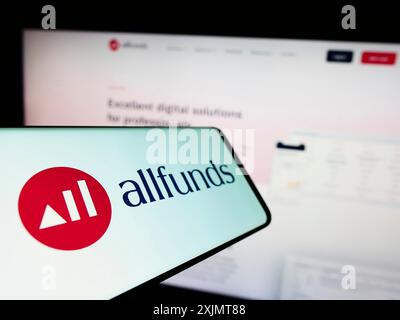 Stoccarda, Germania, 10-15-2022: Cellulare con logo della società finanziaria spagnola Allfunds Bank S.A.U. sullo schermo davanti al sito web. Concentrati su Foto Stock
