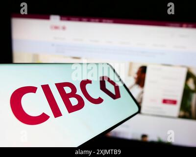 Stoccarda, Germania, 10-21-2022: Cellulare con logo della Canadian Imperial Bank of Commerce (CIBC) sullo schermo davanti al sito Web aziendale. Concentrati su Foto Stock