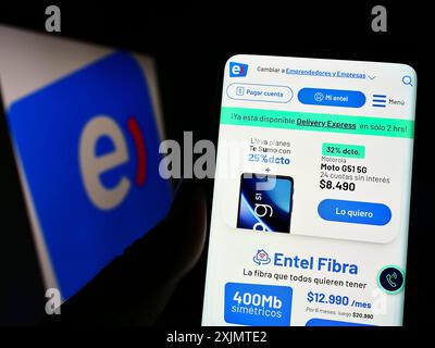 Stoccarda, Germania, 10-24-2022: Persona che detiene il cellulare con il sito web della società di telecomunicazioni Entel Chile sullo schermo davanti al logo. Concentrati su Foto Stock