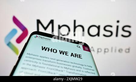 Stoccarda, Germania, 23-10-2022: Smartphone con sito web dell'azienda informatica Mphasis Limited sullo schermo davanti al logo aziendale. Concentrati Foto Stock