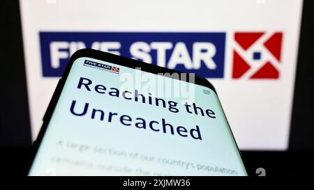 Stoccarda, Germania, 10-16-2022: Smartphone con pagina web della società Five-Star Business Finance Limited sullo schermo davanti al logo aziendale. Concentrati su Foto Stock
