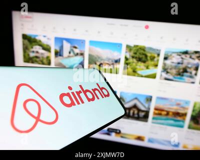 Stoccarda, Germania, 11-30-2022: Smartphone con logo della società americana Airbnb Inc. Sul display di fronte al sito Web aziendale. Foto Stock