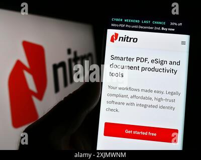 Stoccarda, Germania, 12-03-2022: Persona che detiene il cellulare con il sito web della società di software Nitro Inc. Sullo schermo di fronte al logo aziendale. Concentrati su Foto Stock