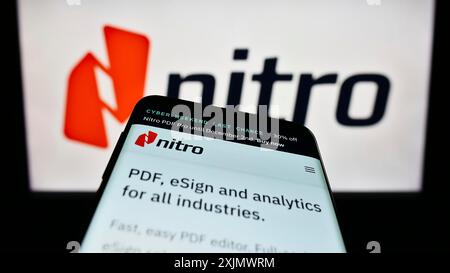 Stoccarda, Germania, 12-03-2022: Smartphone con pagina Web della società software Nitro Inc. Sullo schermo di fronte al logo aziendale. Messa a fuoco in alto a sinistra di Foto Stock