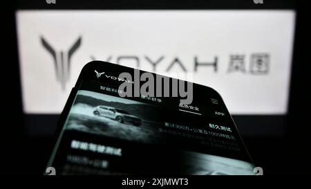 Stoccarda, Germania, 12-03-2022: Telefono cellulare con pagina web del produttore cinese di auto di lusso Voyah sullo schermo davanti al logo dell'azienda. Concentrati su Foto Stock