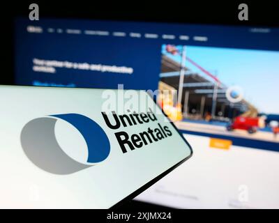 Stoccarda, Germania, 12-04-2022: Telefono cellulare con logo della società americana di noleggio attrezzature United Rentals Inc. Sullo schermo davanti al sito Web. Concentrati Foto Stock