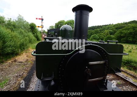 Carro armato GWR classe 1366 Pannier n. 1369, visto dal furgone delle guardie di un treno merci dimostrativo sulla South Devon Railway. Foto Stock