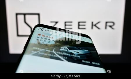 Stoccarda, Germania, 12-19-2022: Smartphone con sito web del marchio cinese di automobili elettriche Zeekr sullo schermo davanti al logo aziendale. Concentrati su Foto Stock