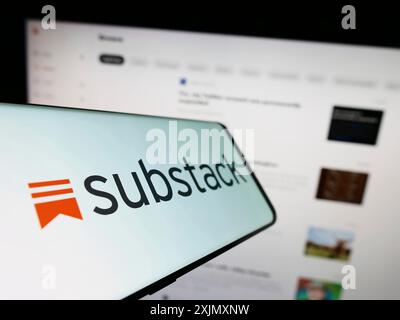 Stoccarda, Germania, 12-19-2022: Smartphone con logo della società di abbonamento americana Substack Inc. Sullo schermo davanti al sito Web. Concentrati su Foto Stock