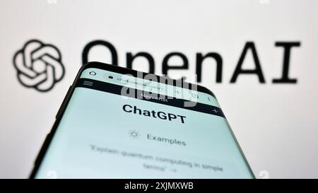 Stoccarda, Germania, 12-29-2022: Telefono cellulare con sito web della società statunitense di intelligenza artificiale OpenAI LLC sullo schermo davanti al logo aziendale. Concentrati Foto Stock