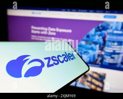 Stoccarda, Germania, 12-30-2022: Cellulare con logo della società americana di sicurezza cloud Zscaler Inc. Sullo schermo davanti al sito Web aziendale. Concentrati su Foto Stock