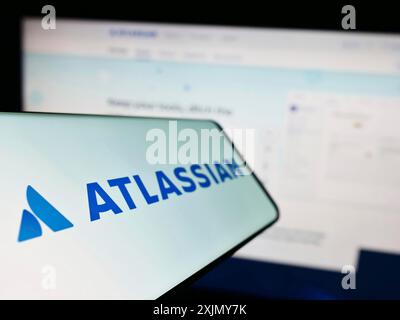 Stoccarda, Germania, 12-30-2022: Telefono cellulare con logo della società australiana Atlassian Corporation sullo schermo davanti al sito Web aziendale. Foto Stock