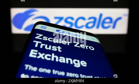 Stoccarda, Germania, 12-30-2022: Telefono cellulare con pagina web della società statunitense di sicurezza sul cloud Zscaler Inc. Sullo schermo davanti al logo aziendale. Concentrati su Foto Stock