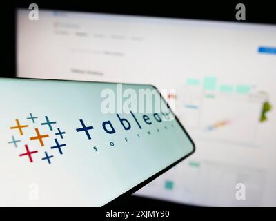 Stoccarda, Germania, 12-30-2022: Smartphone con logo della società americana Tableau software Inc. Sullo schermo davanti al sito Web aziendale. Concentrati a sinistra Foto Stock