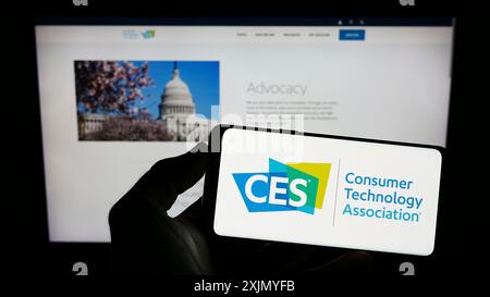 Stoccarda, Germania, 01-06-2023: Persona che tiene un telefono cellulare con il logo dell'American Consumer Technology Association (CTA) sullo schermo di fronte Foto Stock