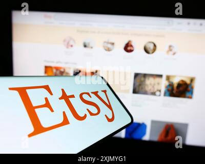 Stoccarda, Germania, 01-07-2023: Cellulare con logo della società americana di e-commerce Etsy Inc. Sullo schermo davanti al sito Web aziendale. Concentrati su Foto Stock