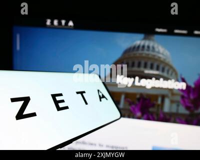 Stoccarda, Germania, 01-06-2023: Telefono cellulare con logo della Zero Emission Transportation Association (ZETA) sullo schermo davanti al sito web aziendale. Concentrati Foto Stock