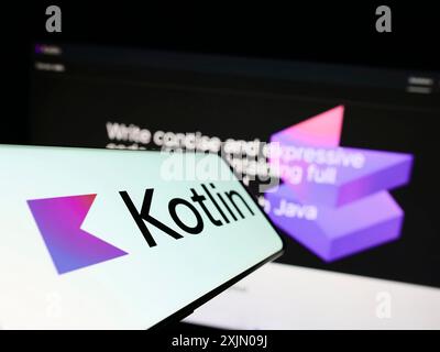 Stoccarda, Germania, 01-08-2023: Cellulare con logo del linguaggio di programmazione Kotlin sullo schermo davanti al sito web. Concentrati al centro a sinistra del telefono Foto Stock