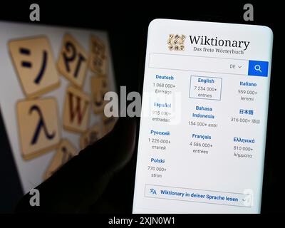 Stoccarda, Germania, 01-15-2023: Persona che detiene un cellulare con sito web del dizionario online Wiktionary (Wikimedia) sullo schermo davanti al logo. Concentrati Foto Stock