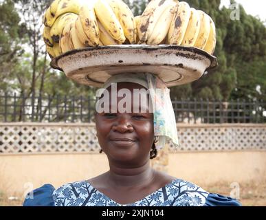 Donna che vende banane, Stato di Kaduna, Nigeria, Africa Foto Stock