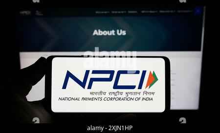 Stoccarda, Germania, 01-16-2023: Persona che possiede uno smartphone con il logo della National Payments Corporation of India (NPCI) sullo schermo davanti al sito web. Foto Stock