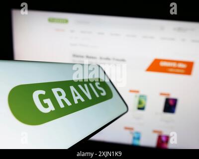 Stoccarda, Germania, 01-21-2023: Smartphone con logo Gravis Computervertriebsgesellschaft mbH sullo schermo di fronte al sito Web aziendale. Concentrati su Foto Stock